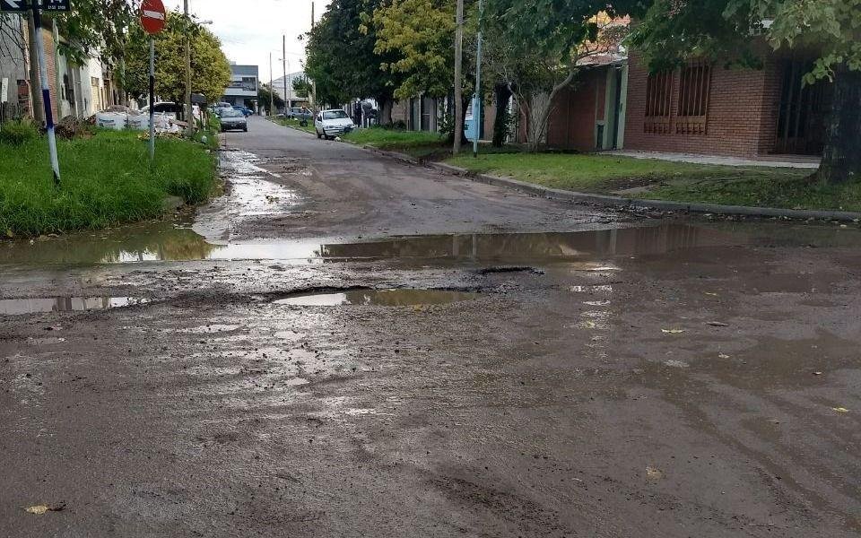 En 14 y 75 no se puede transitar por los baches
