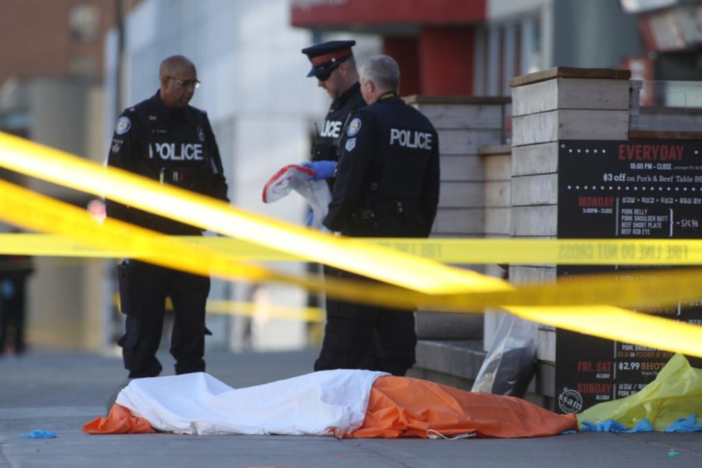 Una camioneta embistió a numerosos peatones y causó 10 muertos en Canadá