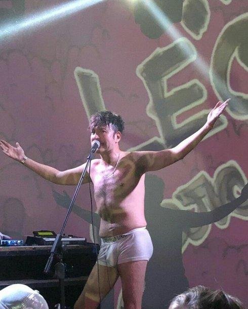 Leo García volvió a cantar en calzones