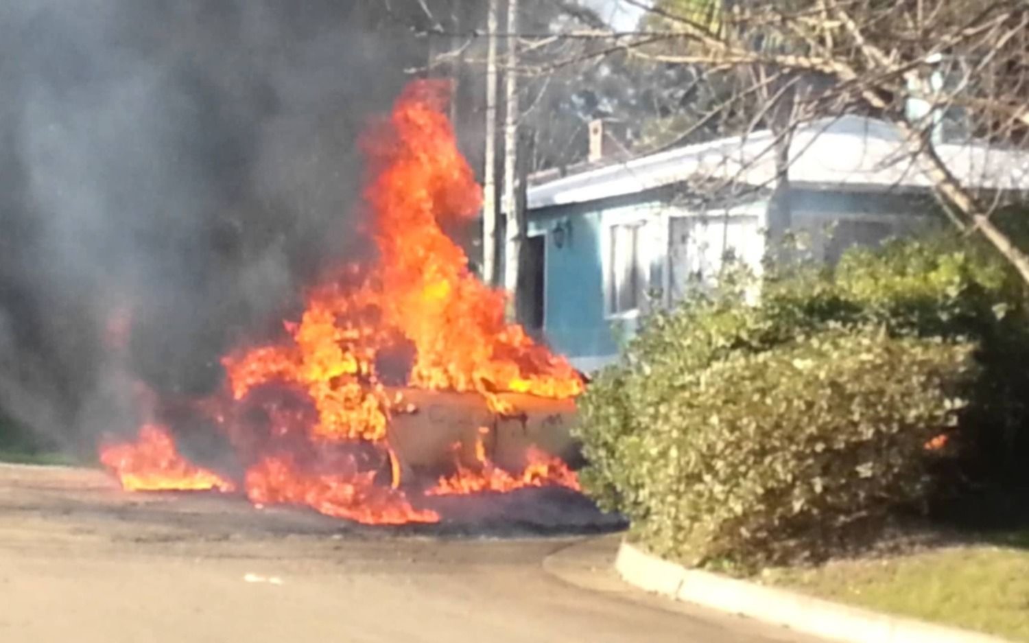 Acusan a joven de incendiar el auto de una docente
