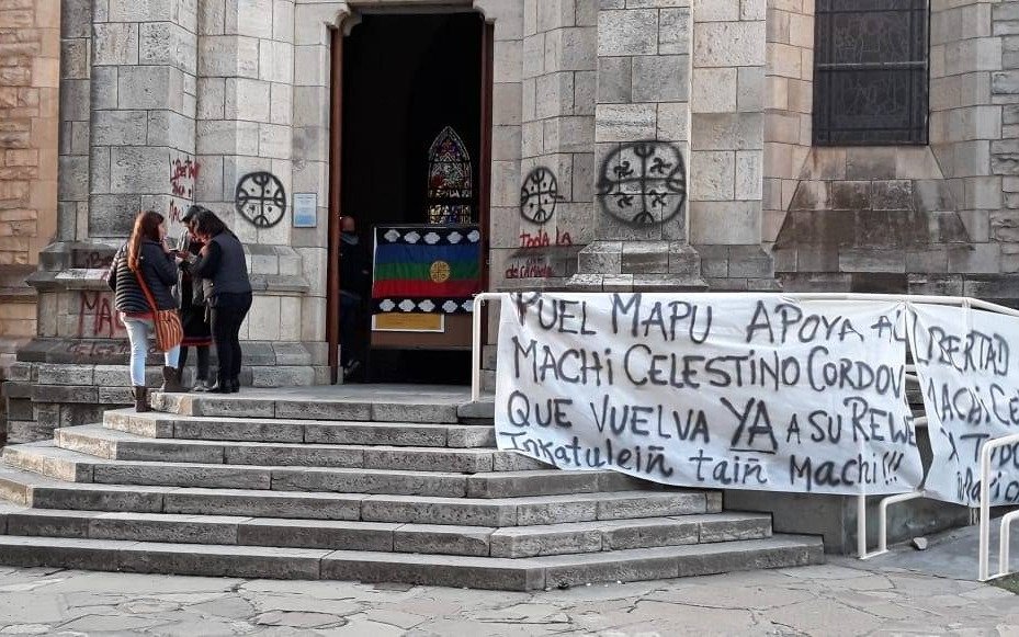 Mapuches tomaron la Catedral de Bariloche para pedir la liberación de un líder