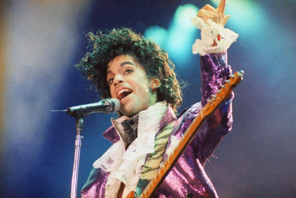 La familia de Prince denuncia al hospital que trató al artista una semana antes de su muerte