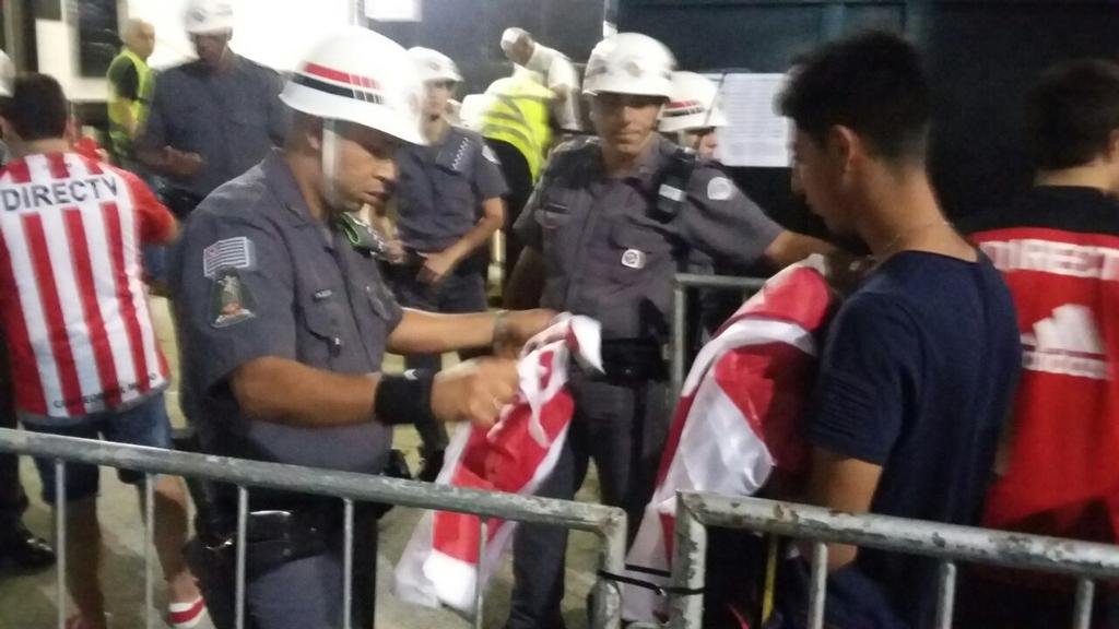 La policía no dejó ingresar banderas que medían más de 1x1