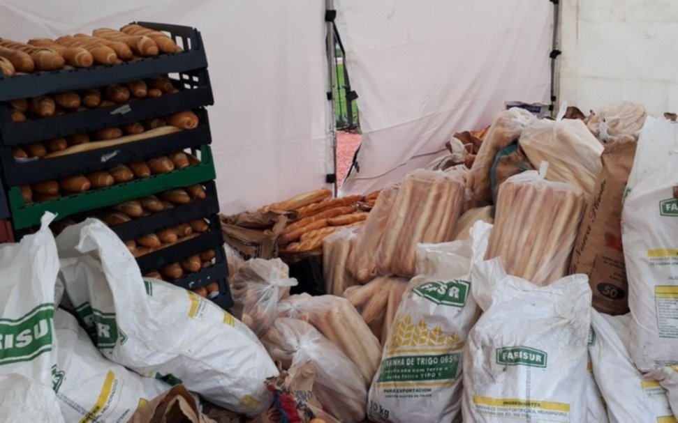 Regalan 5 mil kilos de pan en protesta contra el aumento de tarifas
