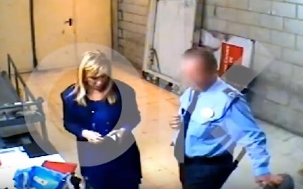 Video.- Renuncia la presidenta regional de Madrid  acusada de robar en un supermercado