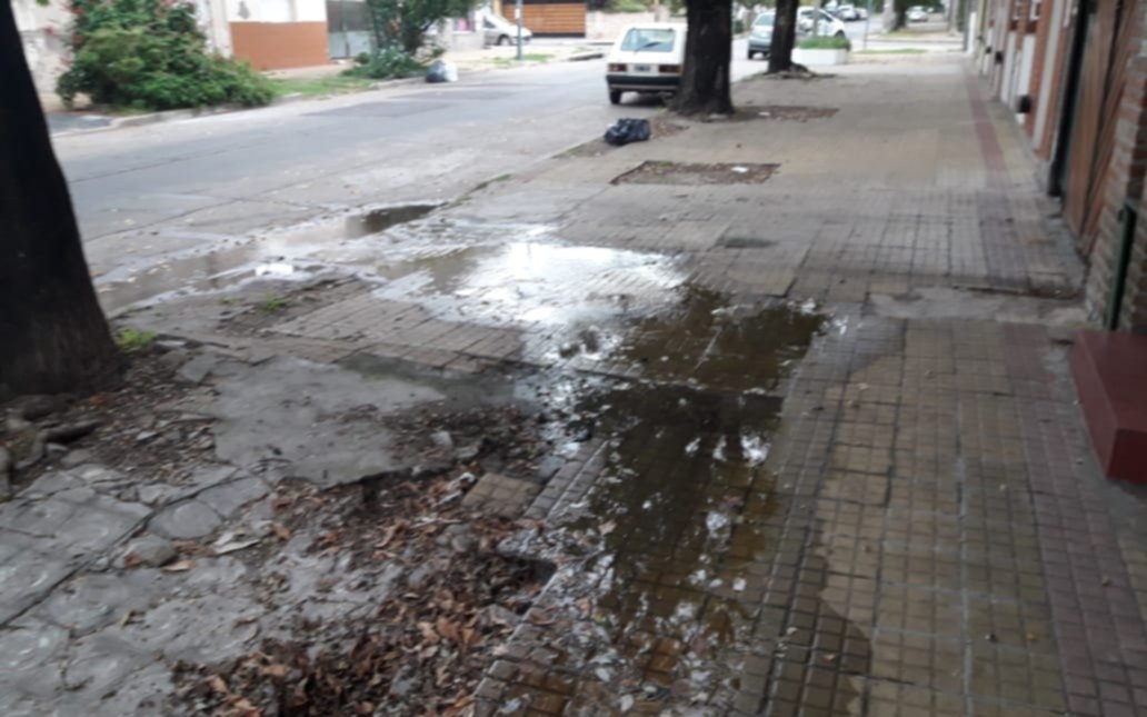 Quejas por una impresionante pérdida de agua en 4 entre 71 y 72