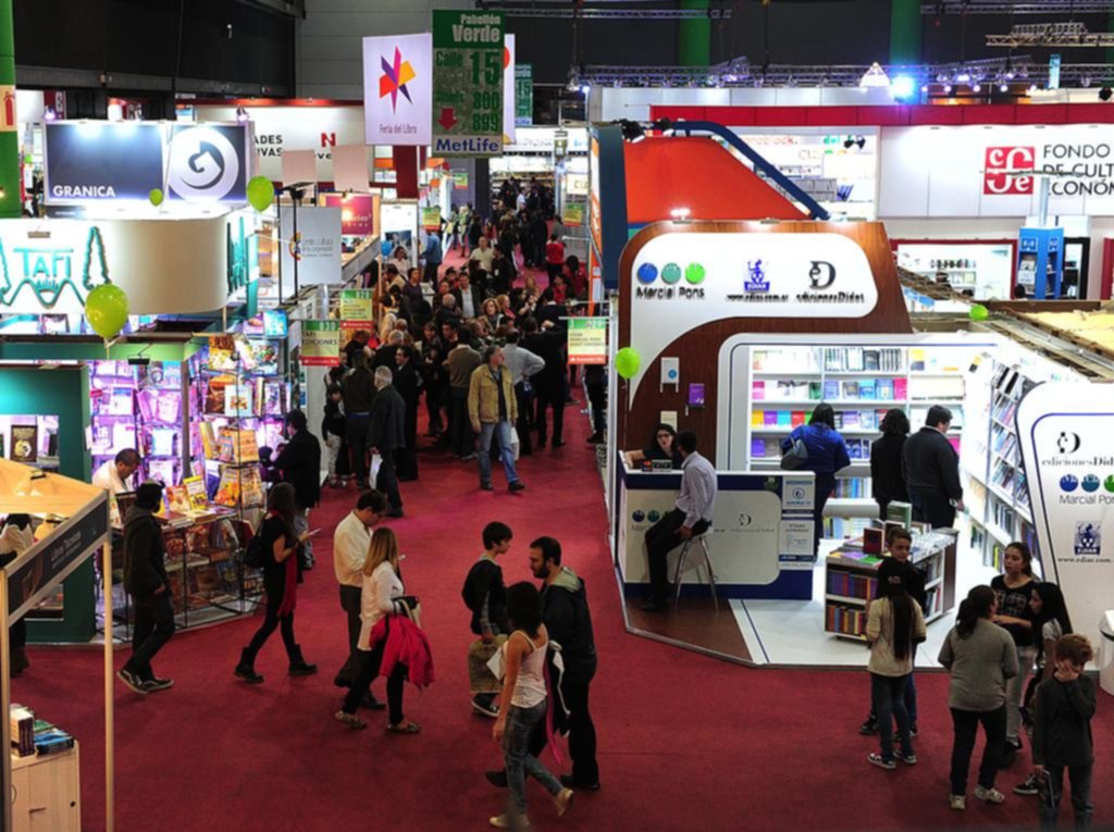 Rarezas y revelaciones literarias en el arranque de la 44ª Feria del Libro
