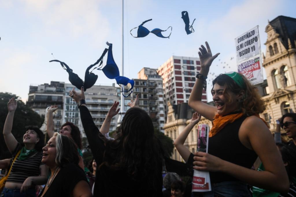 “Corpiñazo” de protesta frente al Ministerio de Educación