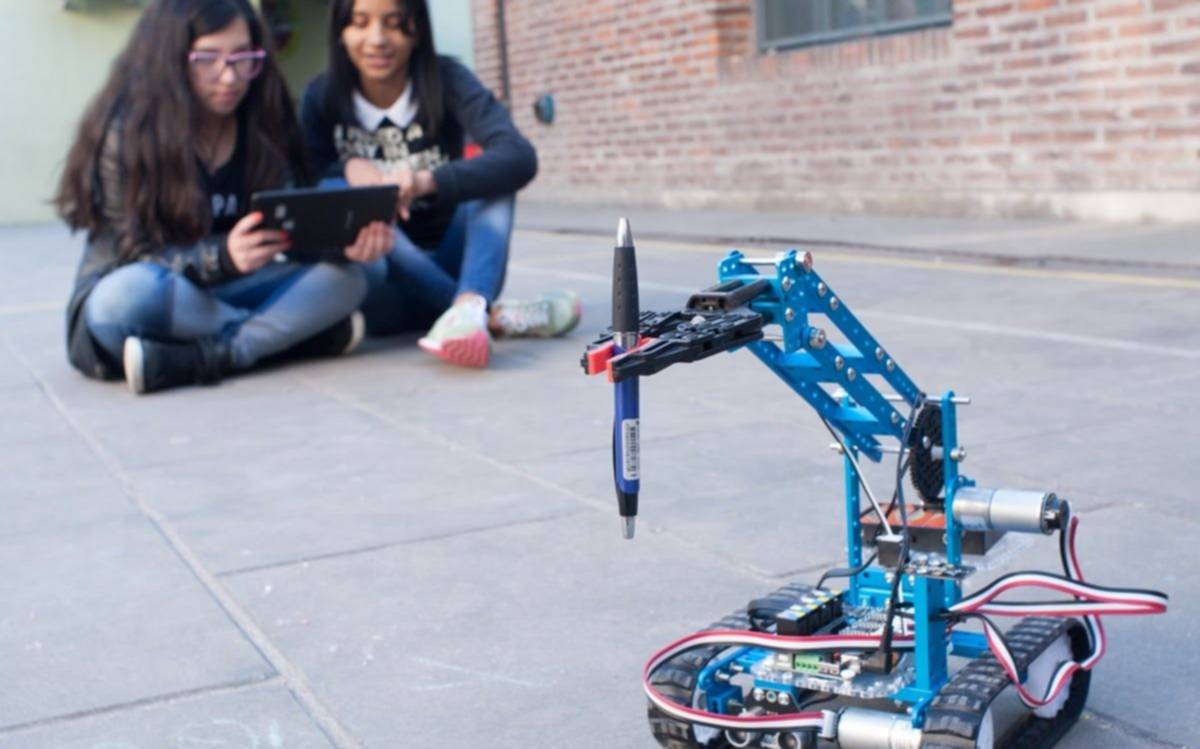 El Ministerio de Educación incentiva el desarrollo de la programación y la robótica  en mujeres