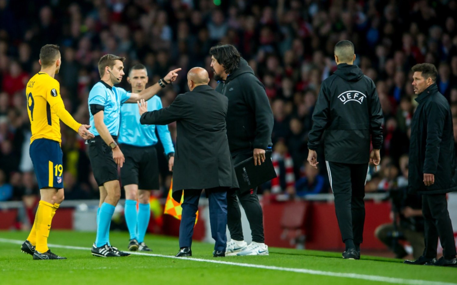 Europa League: Atlético Madrid igualó con Arsenal y el Cholo se fue expulsado