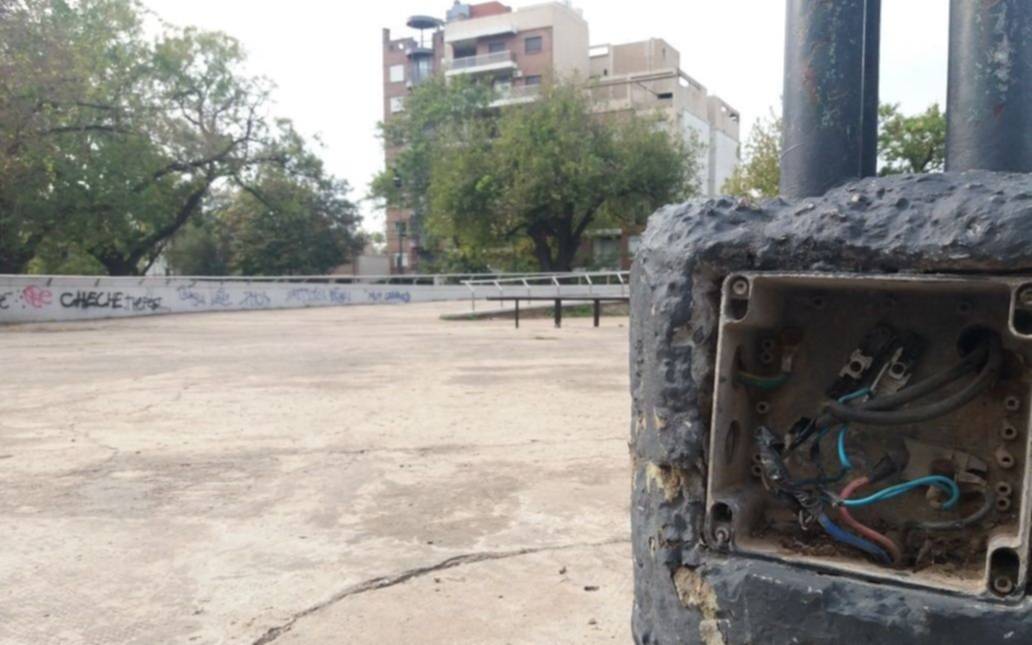 Alertan por "cables al aire" en una luminaria de Plaza Belgrano