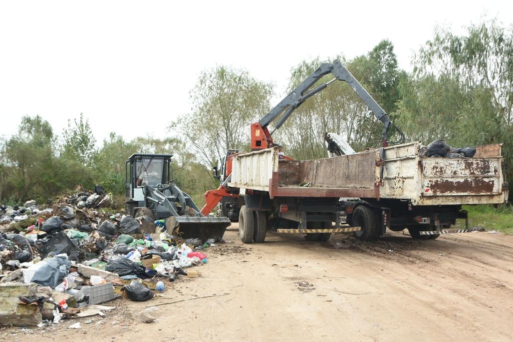 En Berisso el terraplén costero está dominado por la basura y lo cerrarán al tránsito vehicular