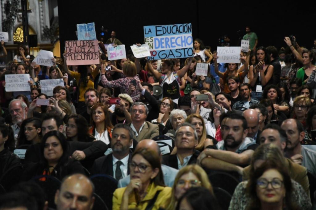 Se inauguró la Feria del Libro en un acto con escándalo, protestas y reclamos