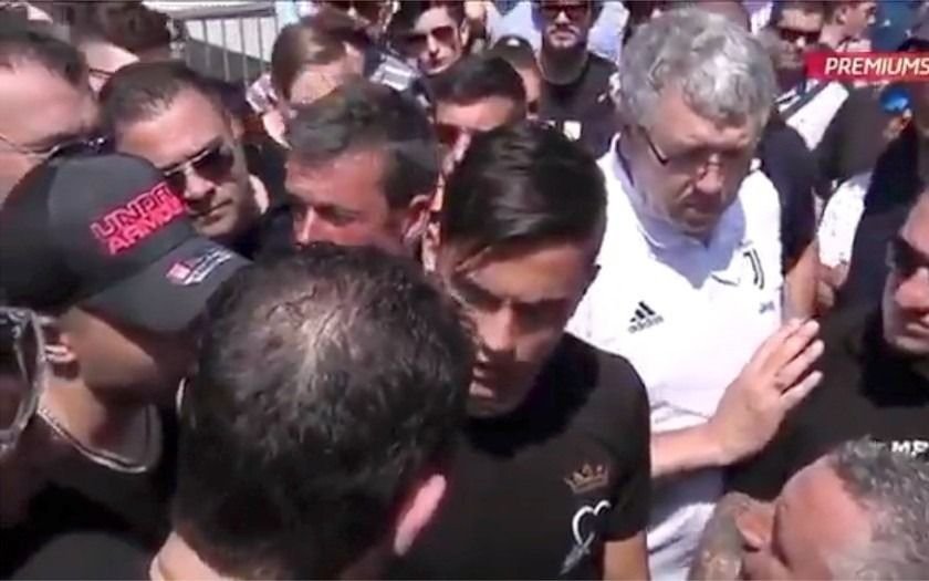Paulo Dybala no la pasó bien: dura "apretada" de los hinchas