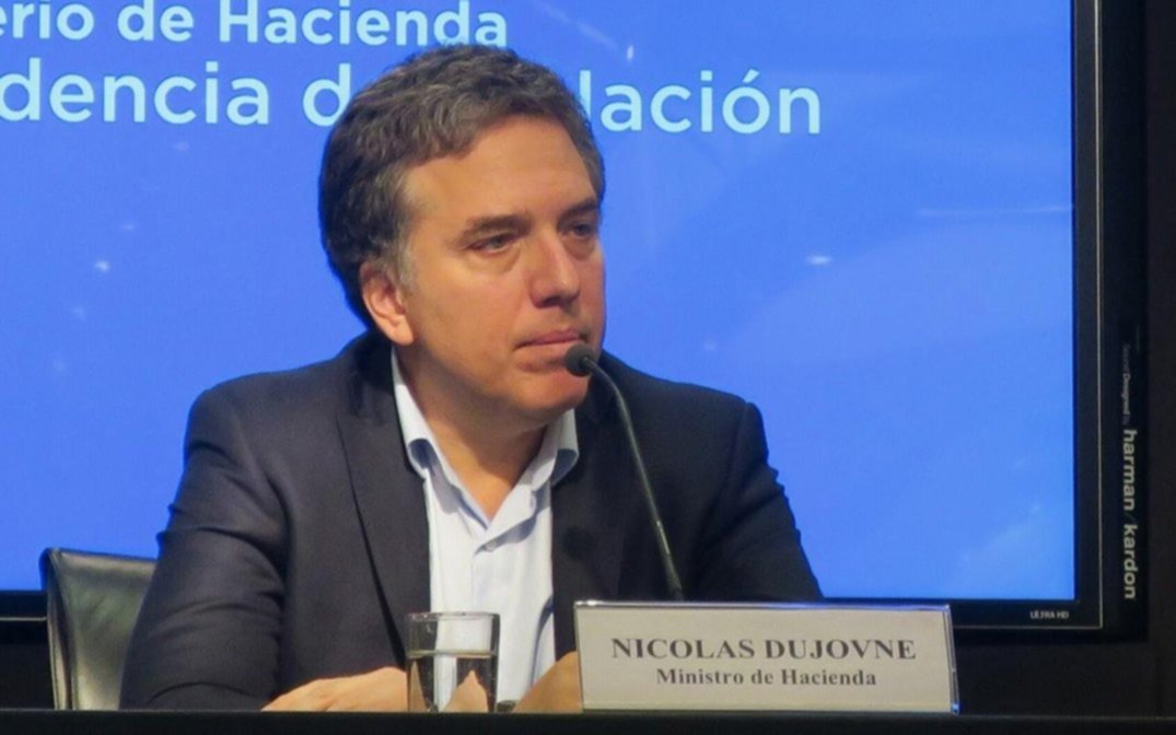 Dujovne: "tenemos que ponernos menos nerviosos cuando se mueve el dólar"