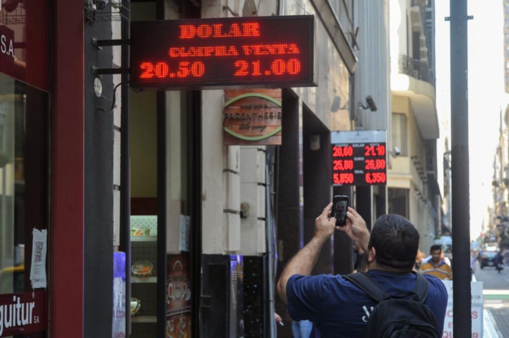 El Central subió la tasa a 30,25 % y vendió US$1.382 millones para frenar al dólar