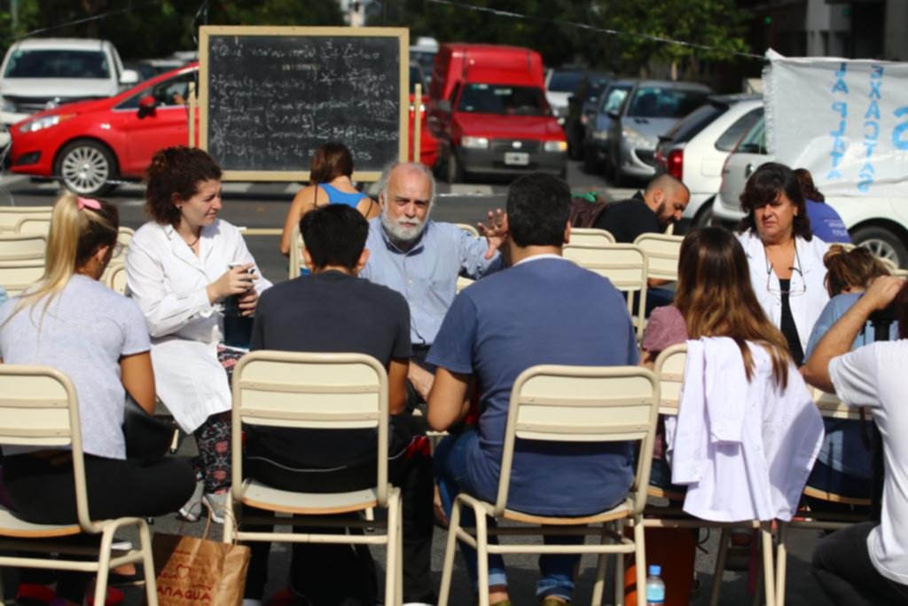 Los universitarios platenses sacaron el reclamo salarial y presupuestario a la calle
