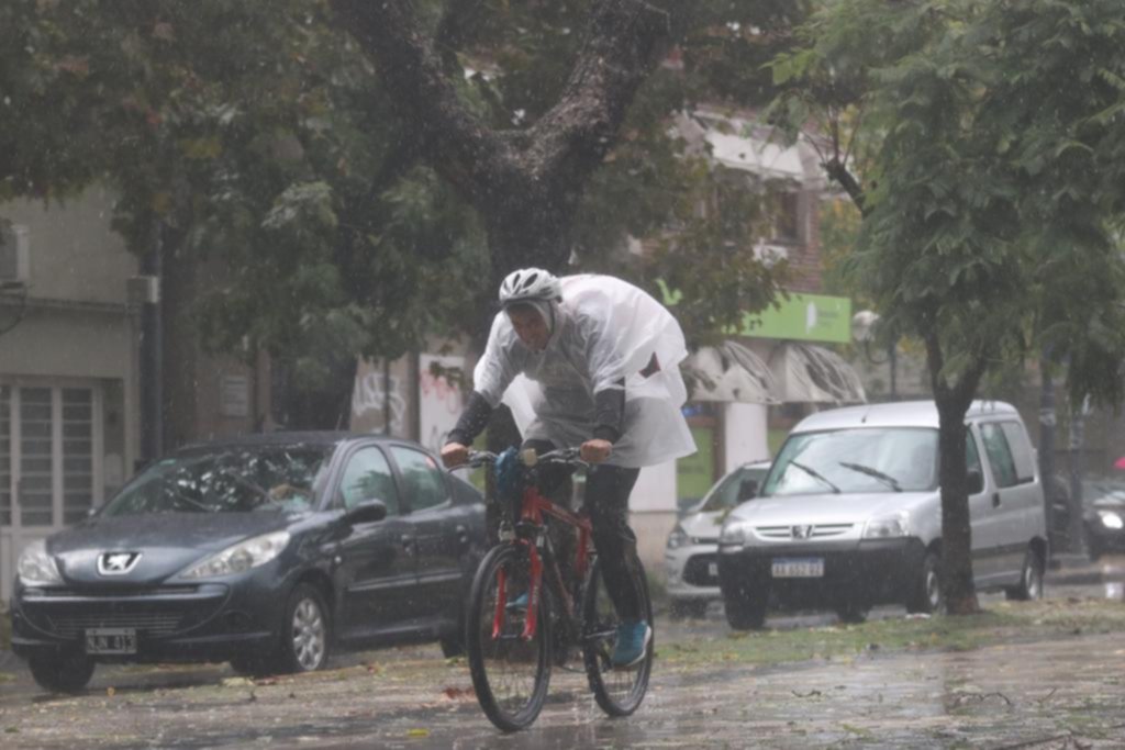 El sistema de desagües volvió a mostrar flaquezas y en los barrios estalló la bronca vecinal