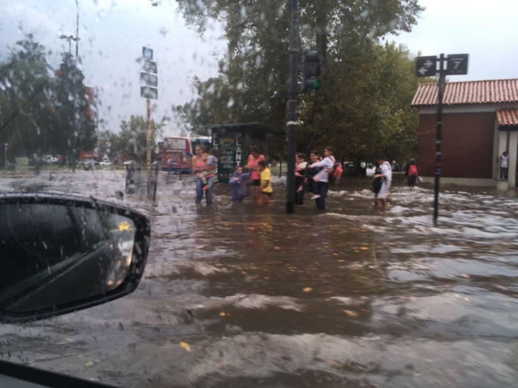 El agua, el granizo y el viento sorprendieron a cientos de chicos a la salida de la escuela