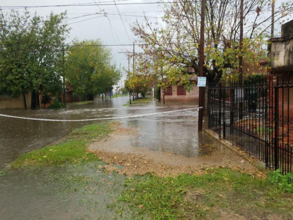 En muchos barrios cortaron las calles para cuidar las casas