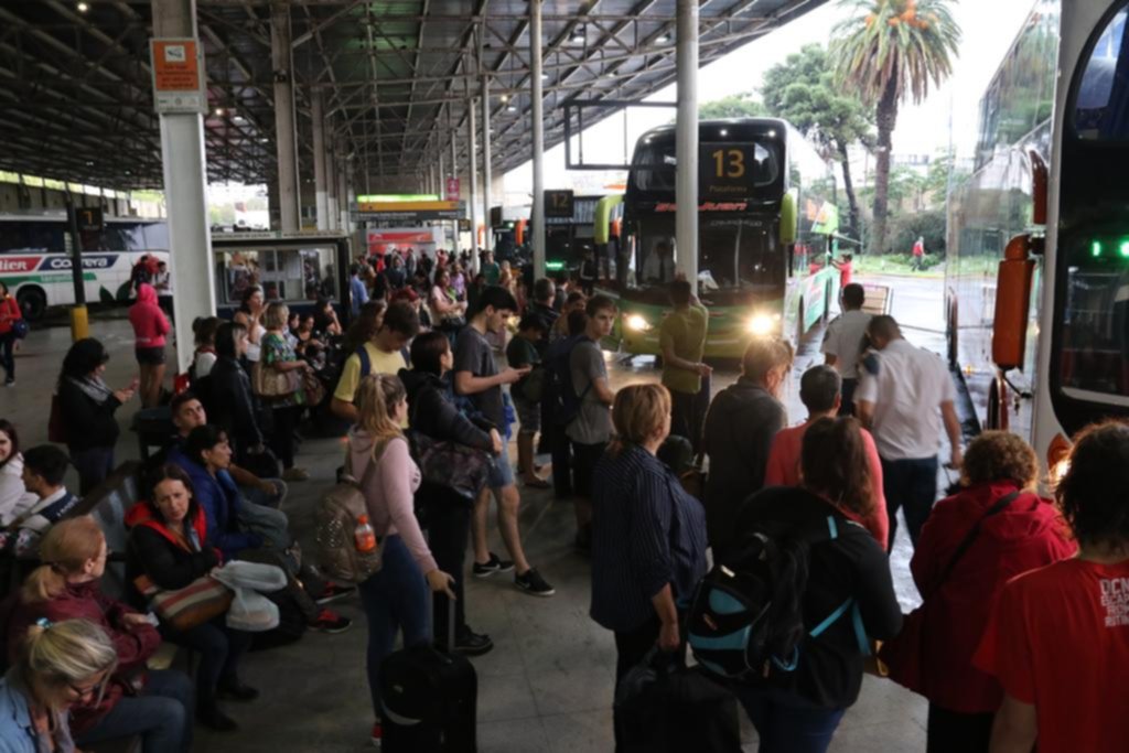 Intenso movimiento en rutas y terminales por el fin de semana largo