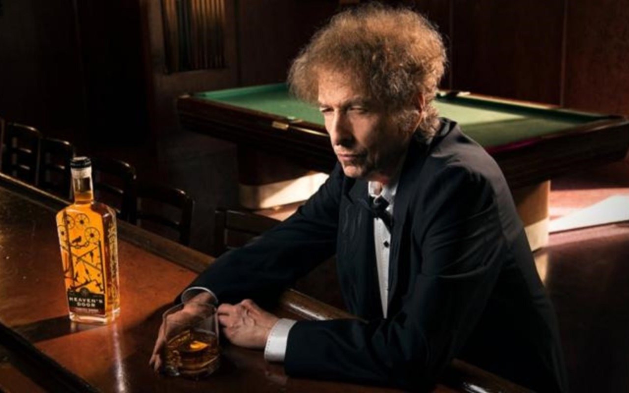 Tras ganar el Nobel de Literatura, Bob Dylan se dedica a vender whisky