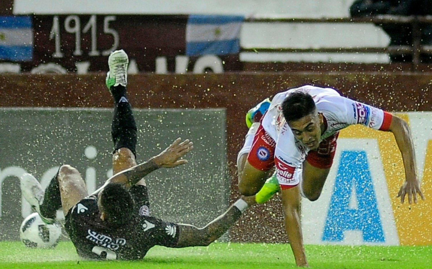 Mucha fricción y poca acción en el empate sin goles entre Lanús y Argentinos