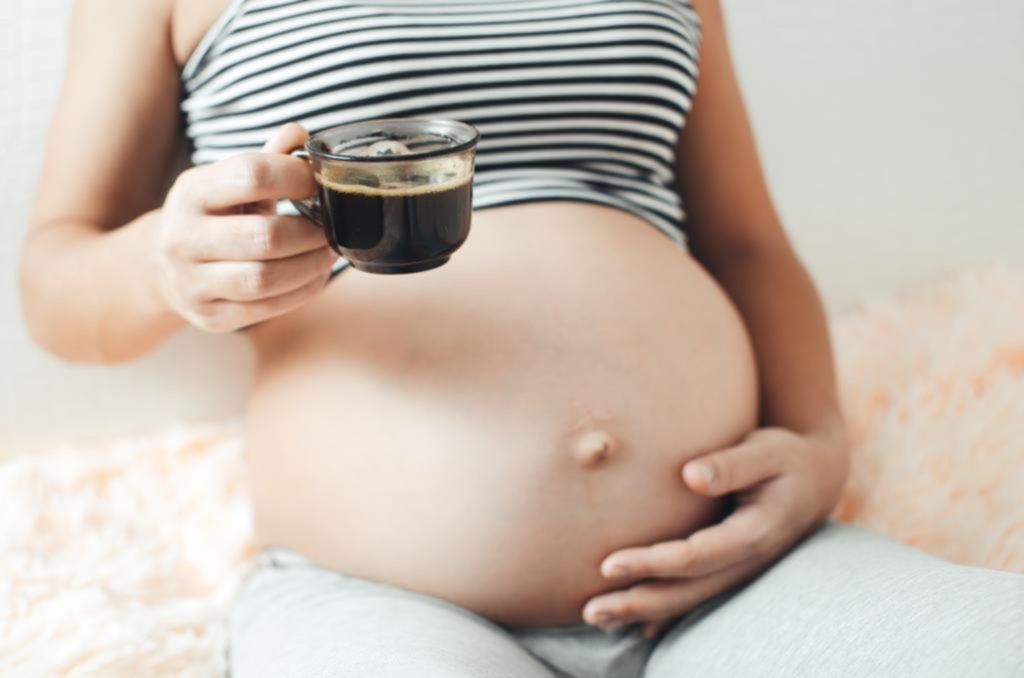 Vinculan un mayor consumo de cafeína en el embarazo al sobrepeso en los niños