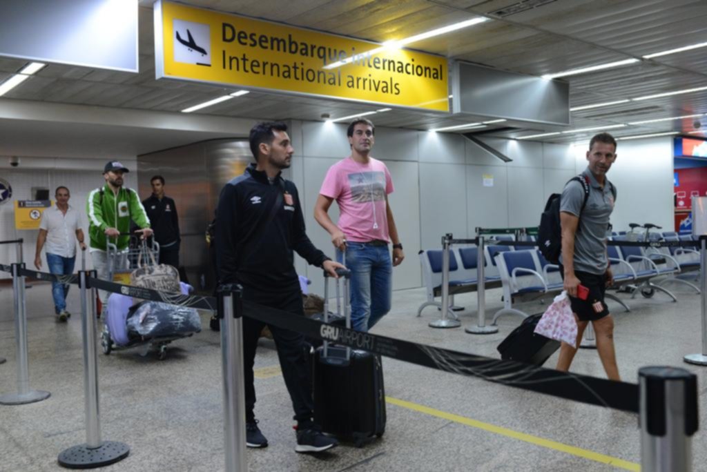 Estudiantes viaja rumbo a Perú con Mariano Pavone siendo parte de la delegación