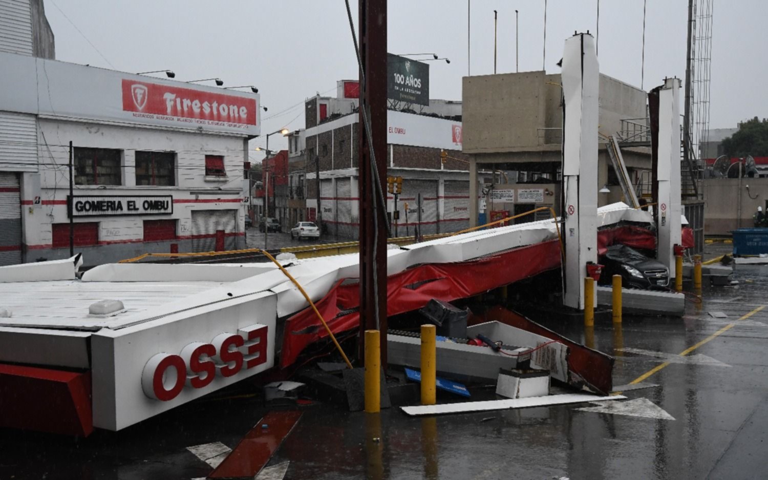En el Conurbano y Capital Federal la tormenta dejó un saldo de dos muertos y destrozos