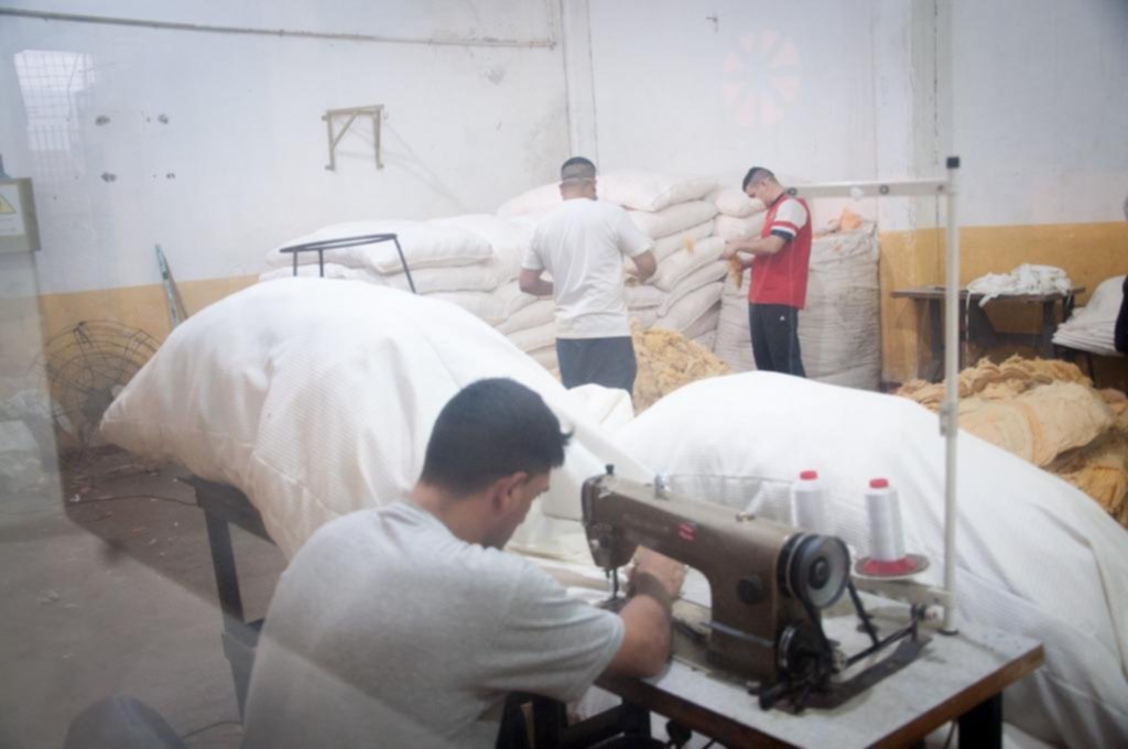 Montaron en la cárcel de Olmos una fábrica de colchones ignífugos