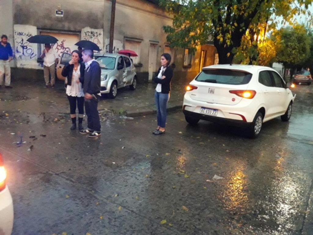 Una persona herida por un choque entre dos autos en el barrio La Loma