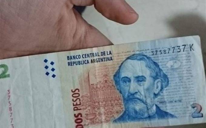 Esta medianoche los billetes de 2 pesos dejan de tener valor legal
