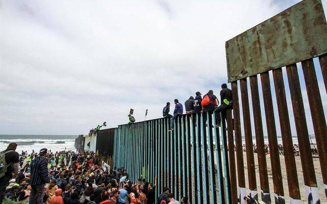Migrantes esperan en la frontera para pedir asilo en EE.UU
