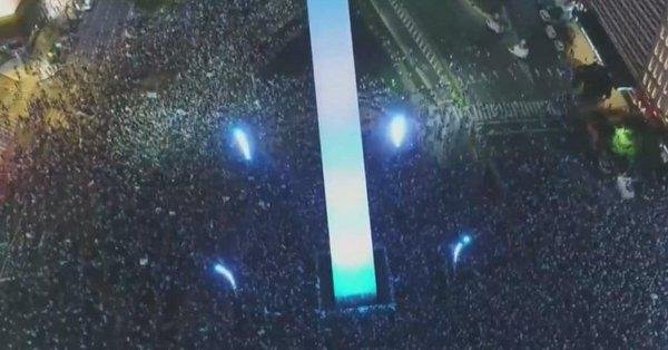 Los hinchas coparon el Obelisco, y con el plantel hubo una larga fiesta