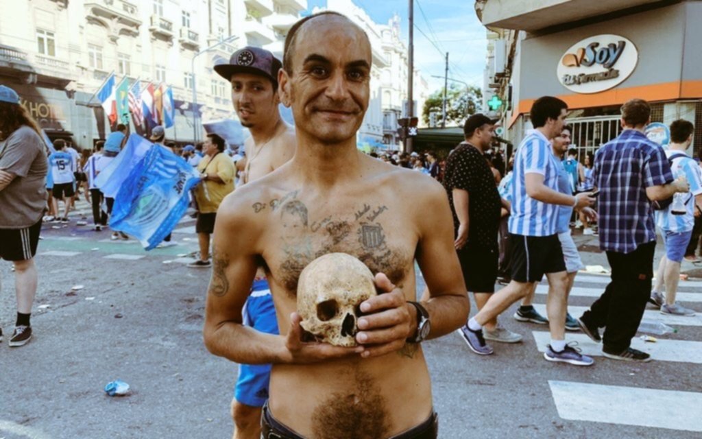 Insólito: llevó el cráneo de su abuelo a los festejos de Racing