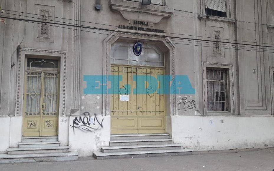 No paran: otra escuela primaria cerrada por robos y destrozos en La Plata