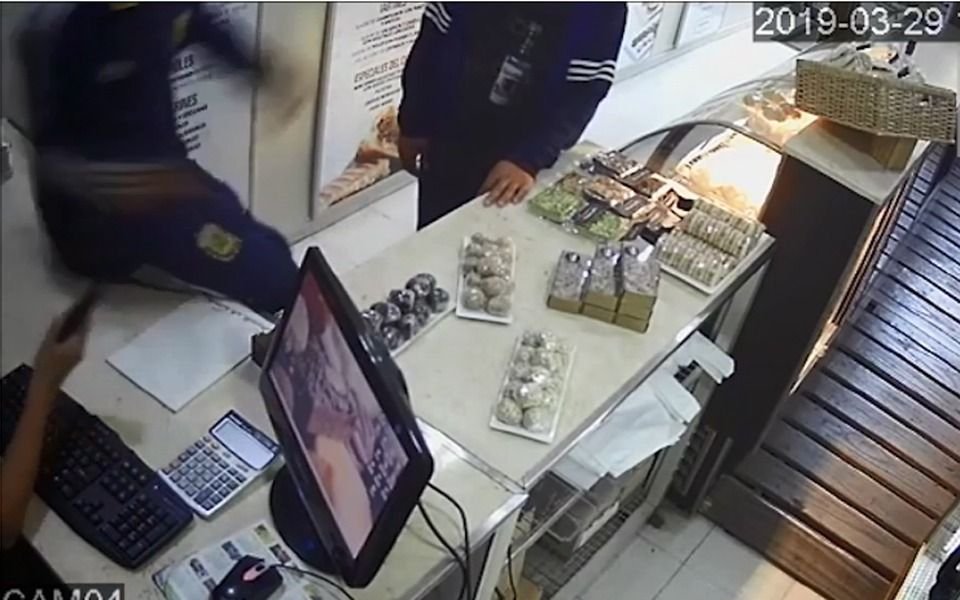 Empleada se resistió a menores que intentaron asaltar panadería en pleno centro