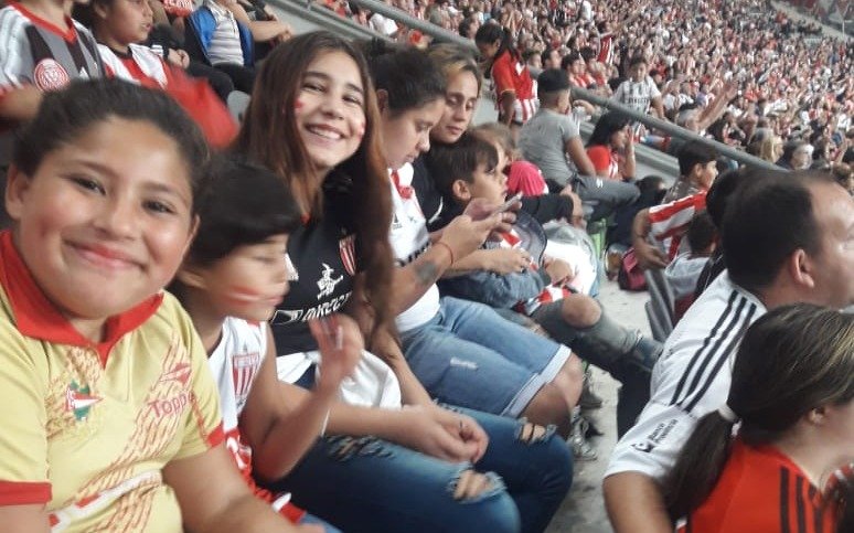 Un centenar de chicos cumplieron un sueño y fueron a ver al Pincha por primera vez