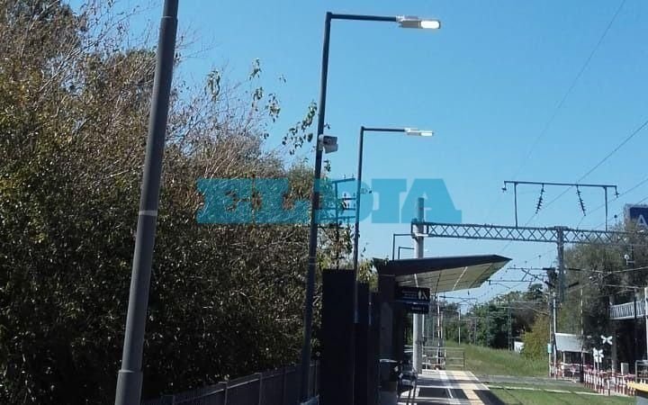 Leds prendidas a plena luz del día en Gonnet