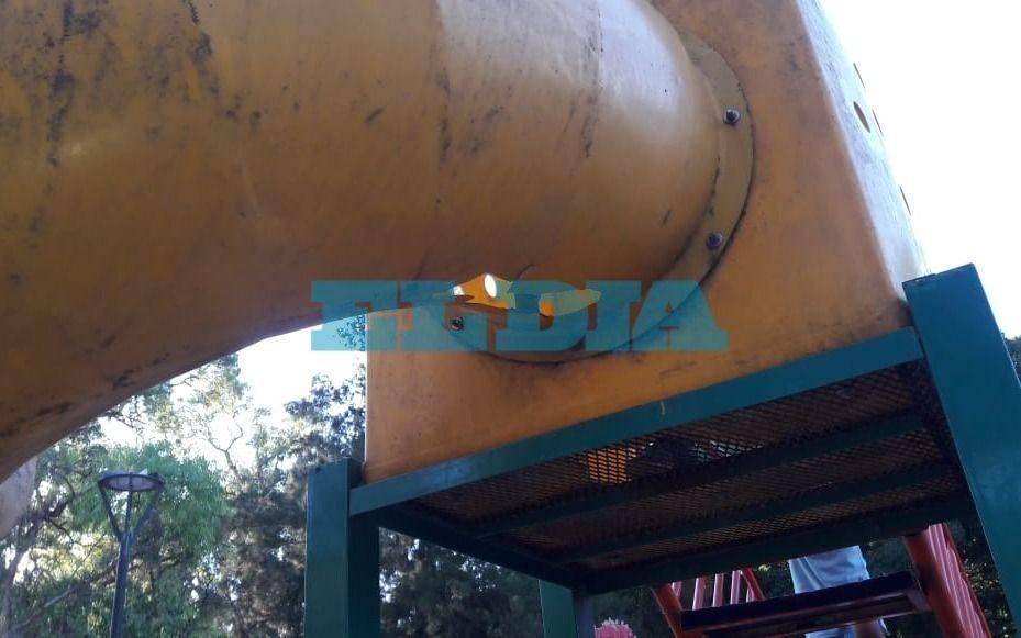 Denuncian juegos rotos en Parque Saavedra