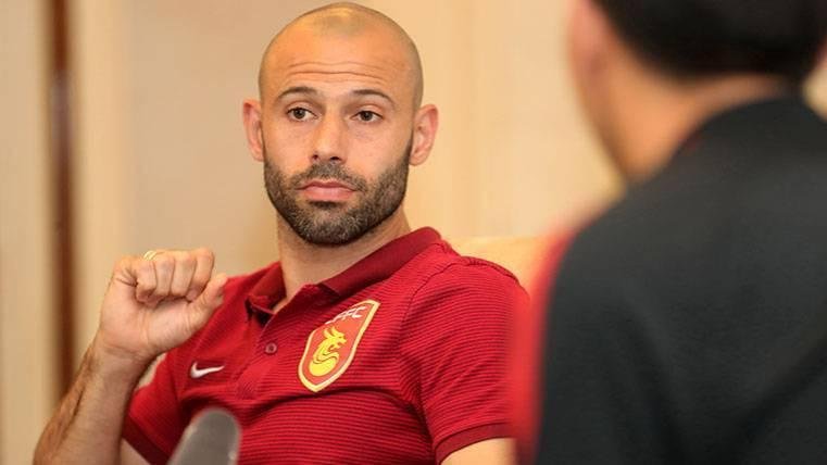 Mascherano rompió el silencio: “Hablo mucho con Milito, pero por ahora no tengo pensado volver”