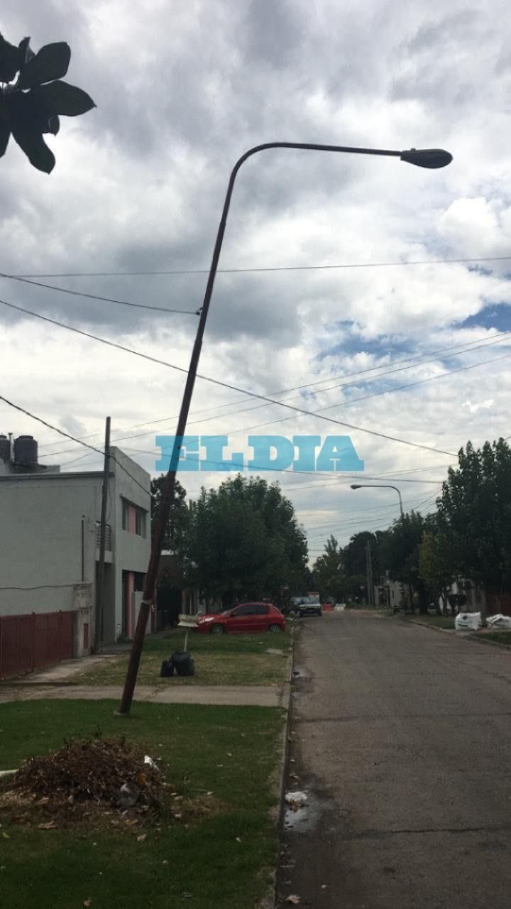 Advierten por una luminaria  visiblemente inclinada en San Carlos