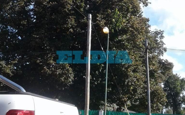 Luces prendidas "todo el día" en 139 entre 517 y 518