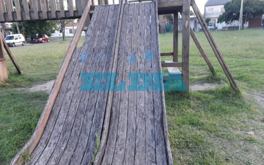 Piden que arreglen los juegos de la plaza de 88 y 117