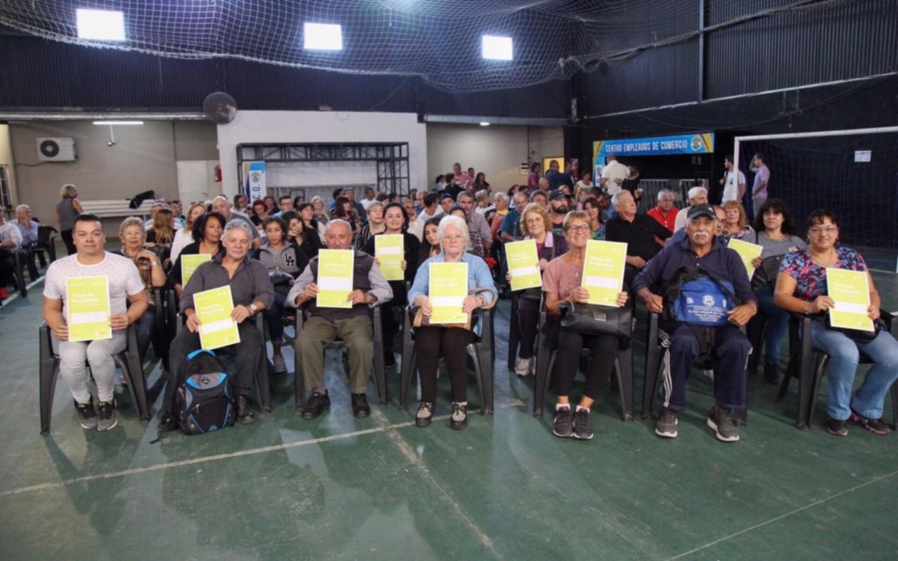 Molina entregó 124 escrituras a vecinos de Quilmes