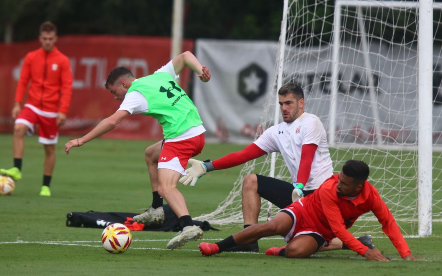 Estudiantes viaja a Santa Fe con algunas sorpresas en el once