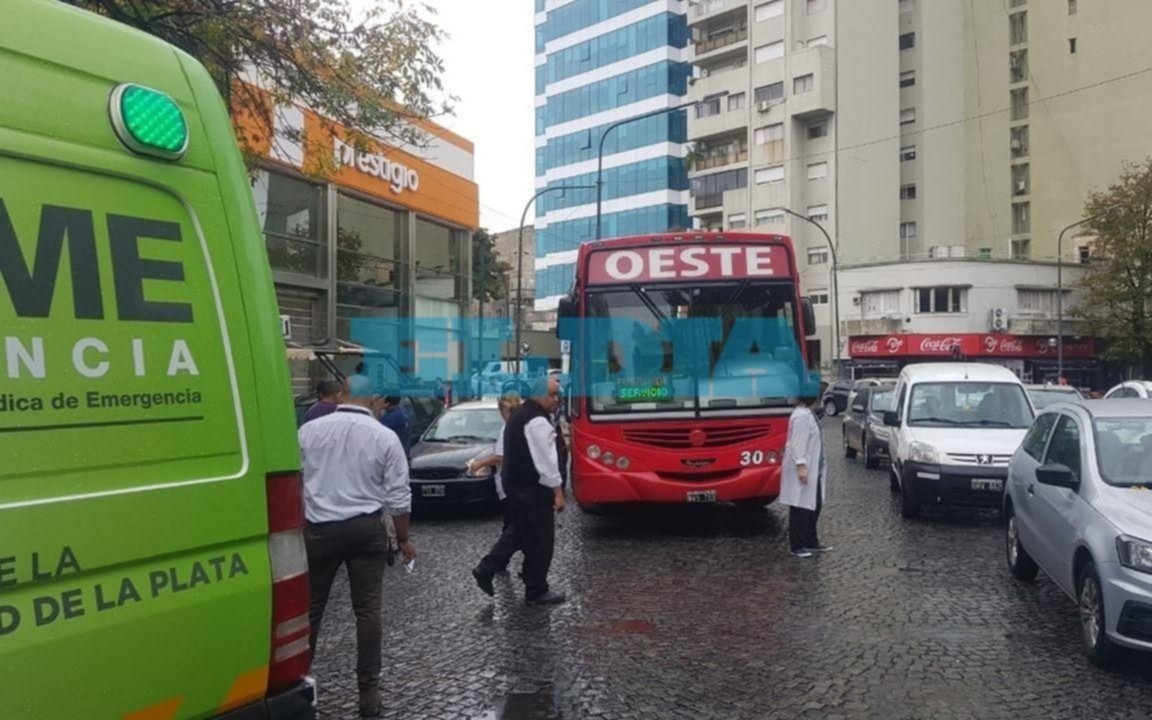 Fuerte choque entre dos taxis y un micro en Plaza Italia