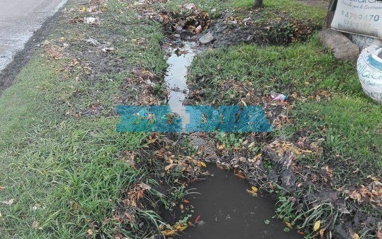 Denuncian zanjas tapadas en zona de barrio San Carlos