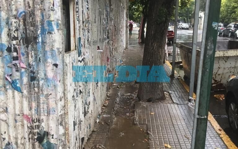 Malestar por dificultad para circular por la vereda de 55 entre 4 y 5